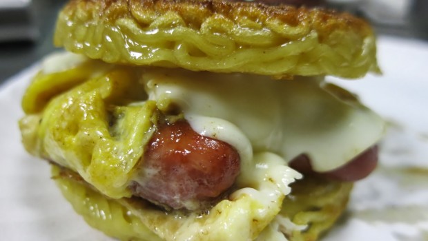 breakfast ramen burger